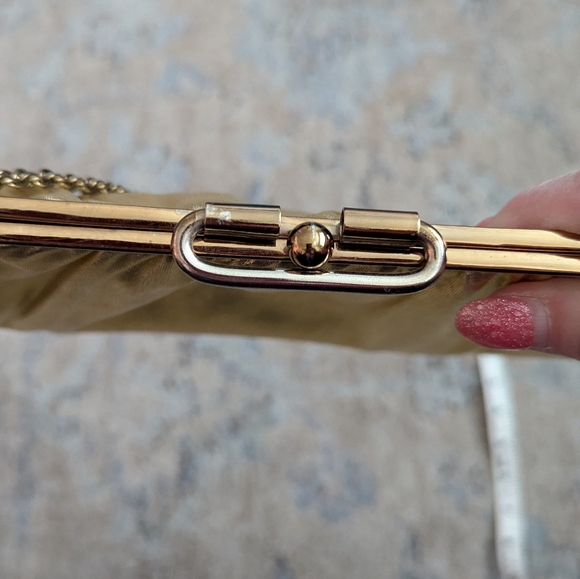Vintage gold lamé evening bag, adjustable chain handle, sturdy flip clasp - Picture 3 of 6